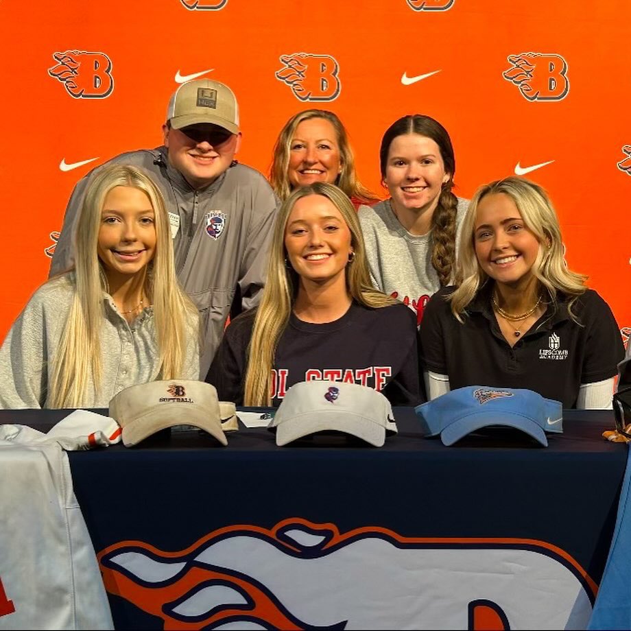 KatieRob0618's tweet photo. Officially Official!! ❤️💙 words can not describe how excited I am for the next two years of my life. May the lord guide me through this next step and give me the power of his grace so I can hear his instructions. #gopioneers @VSCCPioneersSB https://t.co/WDTq9soB3b