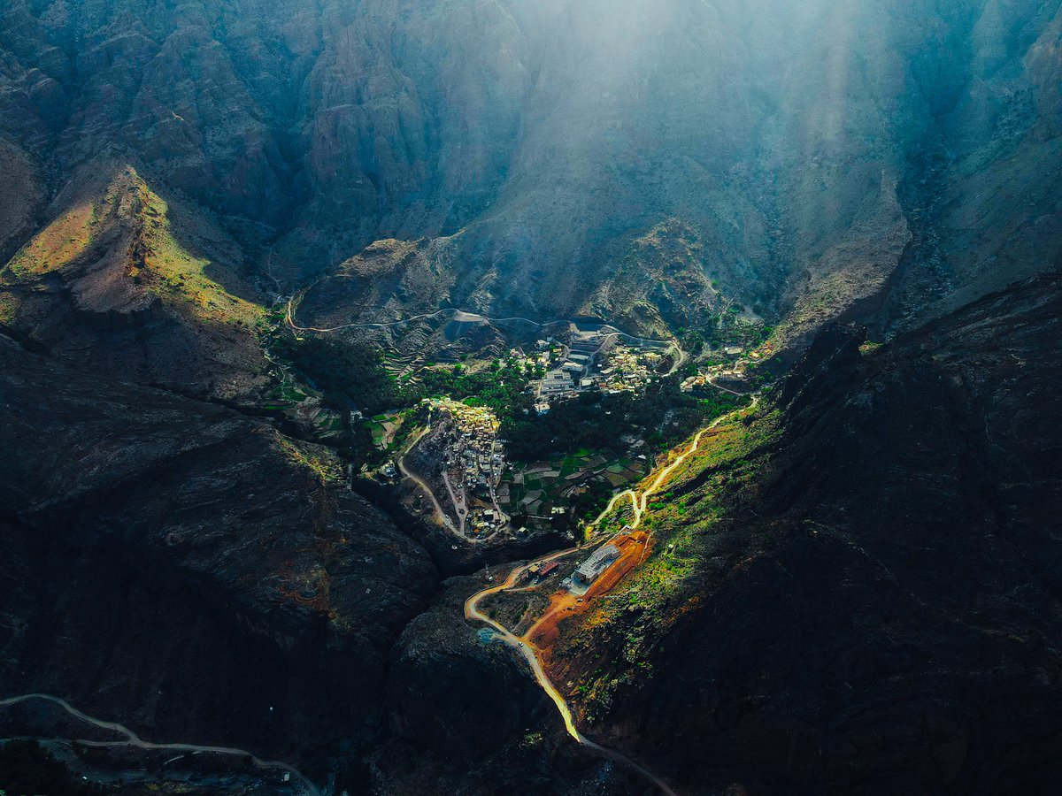 Bilad sayt, Oman 🇴🇲. I was lucky to have the clouds open up a little bit for the sun to shine on the village.