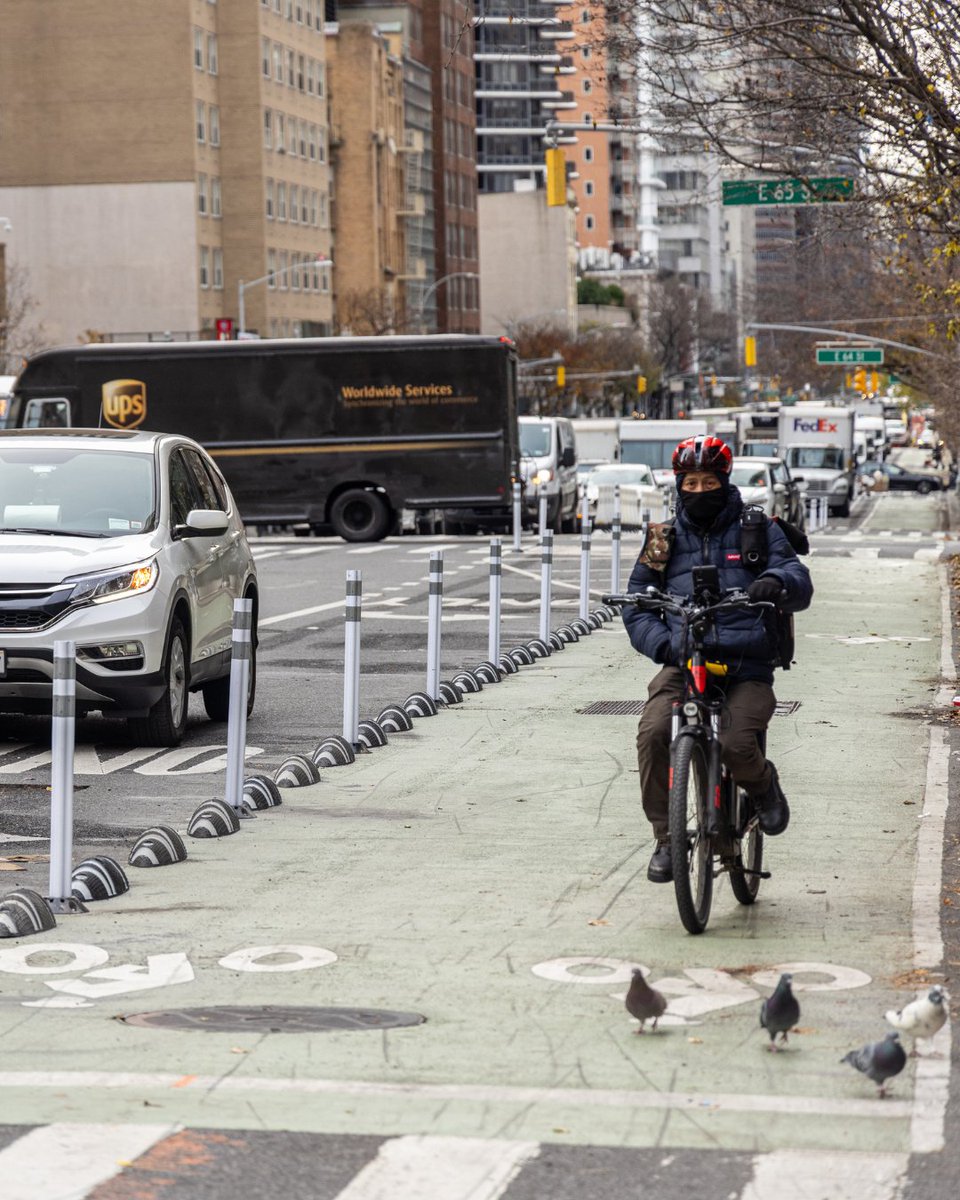 NYC_DOT's tweet image. This ‘Complete Street’ is now complete 🎉

Our major street safety project on 3rd Ave (E 59th St to E 96th St) with redesigns of every intersection, a 1.9 mile protected #BikeNYC lane &amp;amp; a new offset bus lane with more reliable service for 50k daily riders is now done!