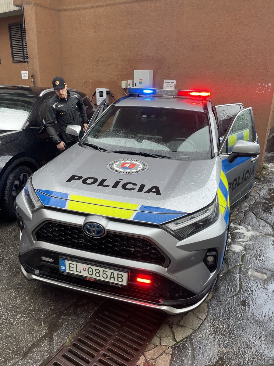 ZdenekCechEU's tweet photo. New electric and hybrid cars are 🍃greening the Slovak Police Force. Just seen one four-wheel helper at Bratislava-Petrzalka station. 

✔️ 705 new 🍃cars = 10 percent of 🇸🇰🚔 fleet.
 
Financed by #NextgenerationEU 

⁦@ZEKvSR⁩ ⁦@SK_Recovery⁩ #Planobnovy https://t.co/mqngDyjmhP