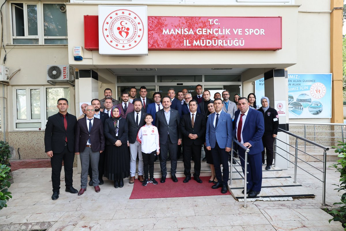GSB_Manisa's tweet photo. Gençlik ve Spor Bakan Yardımcımız Sayın Dr. Enes Eminoğlu, İl Müdürümüzü ziyaret ederek Gençlik ve Spor Bakanlığımızca ilimizde yapılan yatırımlar ve gençlerimize yönelik sosyal, kültürel ve sportif projeler ile ilgili İl Müdürümüzden bilgi aldı. https://t.co/MNtL5mKV8G