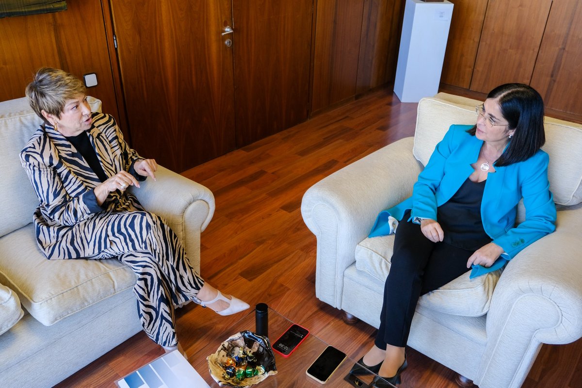 aytolpgc's tweet photo. ✔️ La alcaldesa @CarolinaDarias ha mantenido un encuentro, en las Oficinas Municipales, con la presidenta de @LpaAecp , Salud Gil.

En la reunión han abordado asuntos de interés común, especialmente en materia de vivienda, Y analizado el panorama actual del sector en el municipio https://t.co/tuo2m11cxs