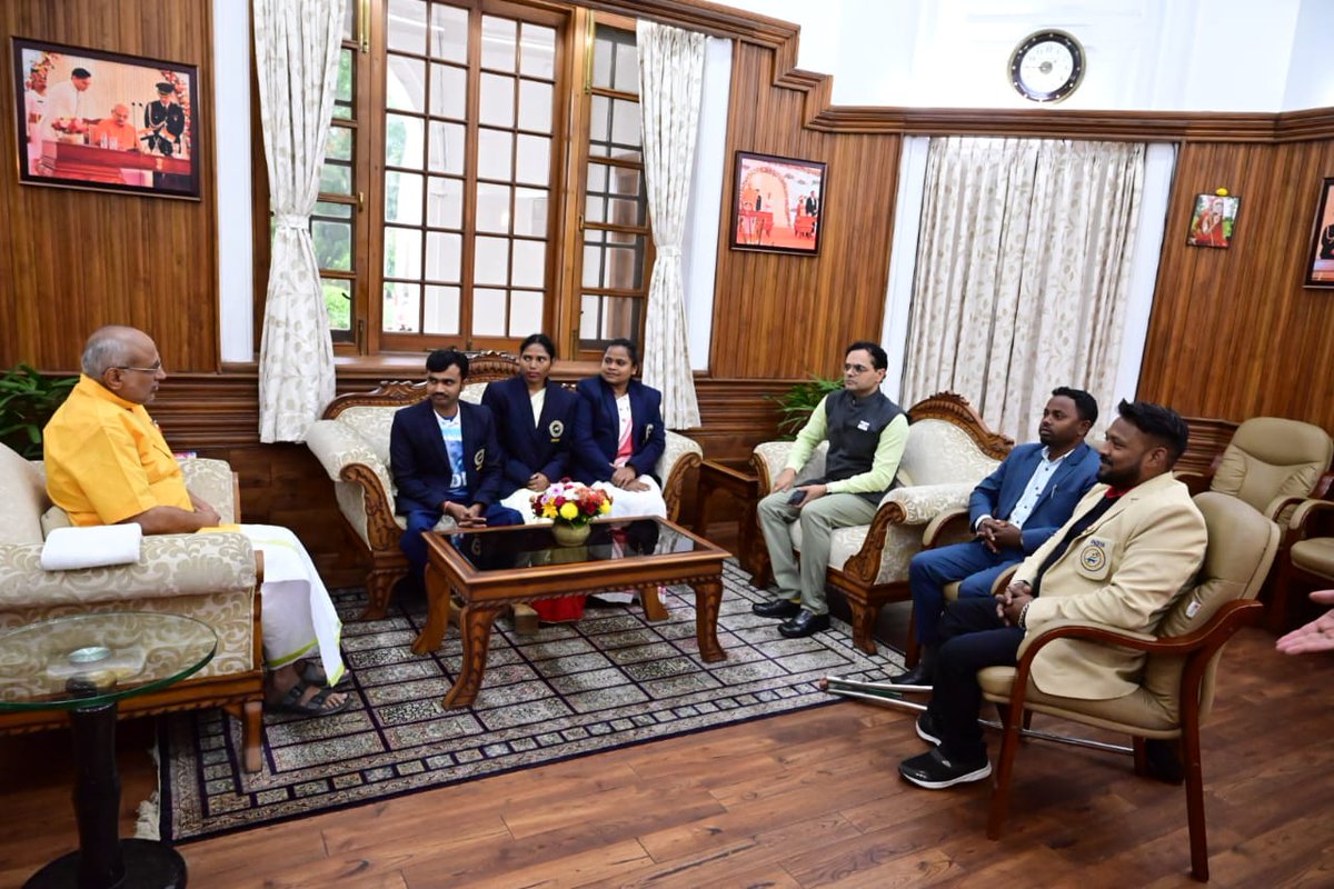 पैरालंपिक एसोसिएशन ऑफ झारखण्ड का एक शिष्टमंडल से आज राज भवन में भेंट हुई।

मुझे इन खिलाड़ियों से मिलकर अत्यंत प्रसन्नता हुई, मैं इनके उज्जवल भविष्य की कामना करता हूँ।
