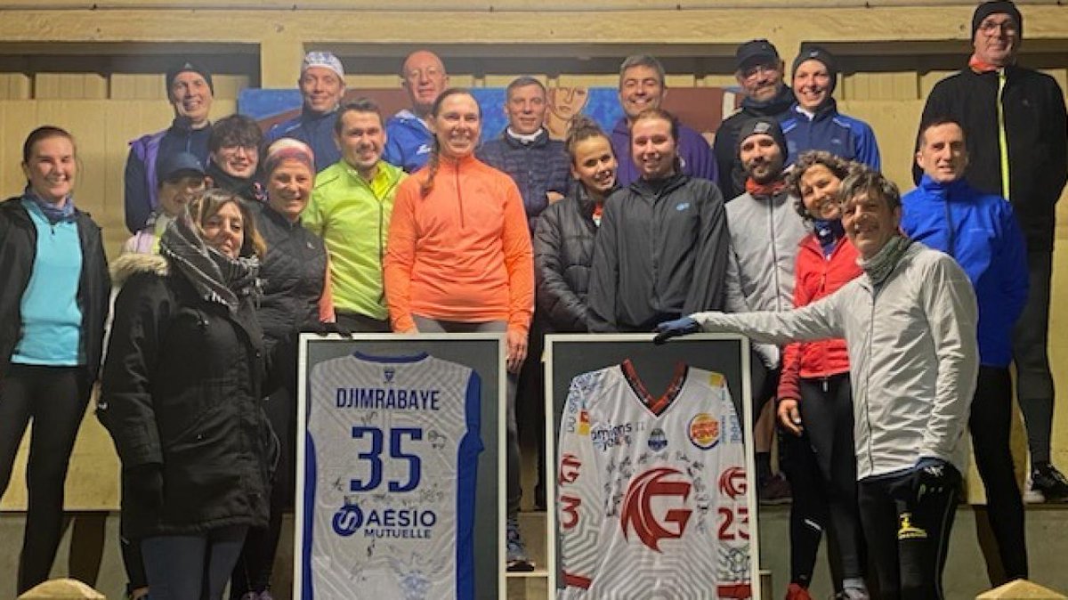 CourrierPicard's tweet photo. Tentez votre chance ! Des maillots dédicacés des #Gothiques et du #SQBB sont à gagner lors du #Téléthon de #Péronne #hocket #basket https://t.co/TcJynTxbJo https://t.co/OJKHfNhaf2