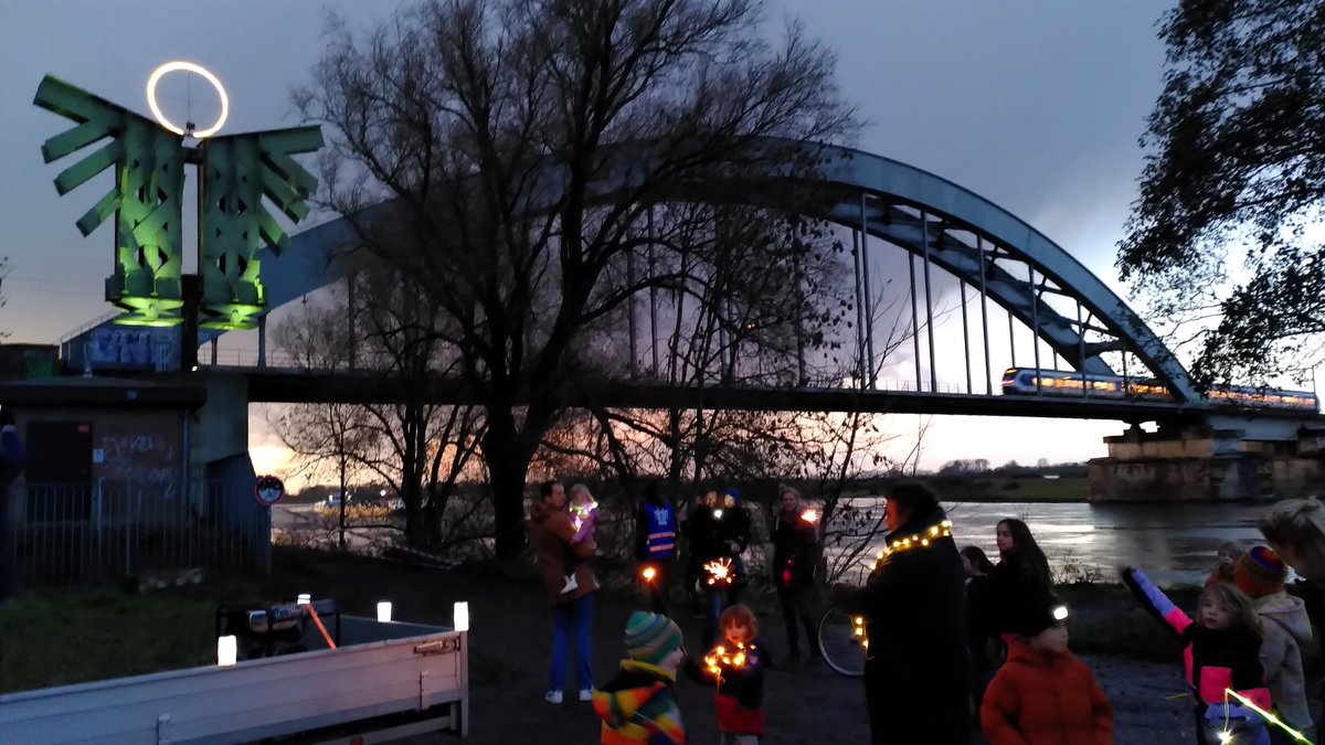 Naast de spoorbrug van #Culemborg staat een monument: een fragment van de eerste spoorbrug over de Lek. Gisteravond verzamelden zich hier burgemeester, kinderburgemeester &amp; bezoekers met kaarsjes en lichtjes om de Engel van Culemborg te laten schijnen! tinyurl.com/4rfk7a98