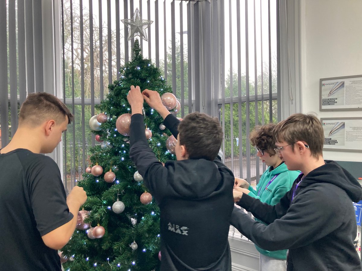 ExpLearningHub's tweet image. It&apos;s beginning to look a lot like Christmas 🎄🤶🎄🎅🎄🤶

Our Orrell students had a wonderful time decorating the college Christmas tree 🎄🤶🎄🎅🎄🤶

Well done, everyone, it looks great, and the centre now looks very festive 🎄🤶🎄🎅🎄🤶