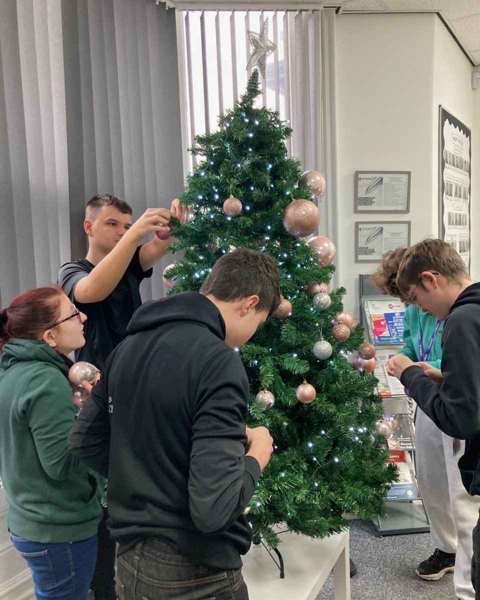 ExpLearningHub's tweet image. It&apos;s beginning to look a lot like Christmas 🎄🤶🎄🎅🎄🤶

Our Orrell students had a wonderful time decorating the college Christmas tree 🎄🤶🎄🎅🎄🤶

Well done, everyone, it looks great, and the centre now looks very festive 🎄🤶🎄🎅🎄🤶