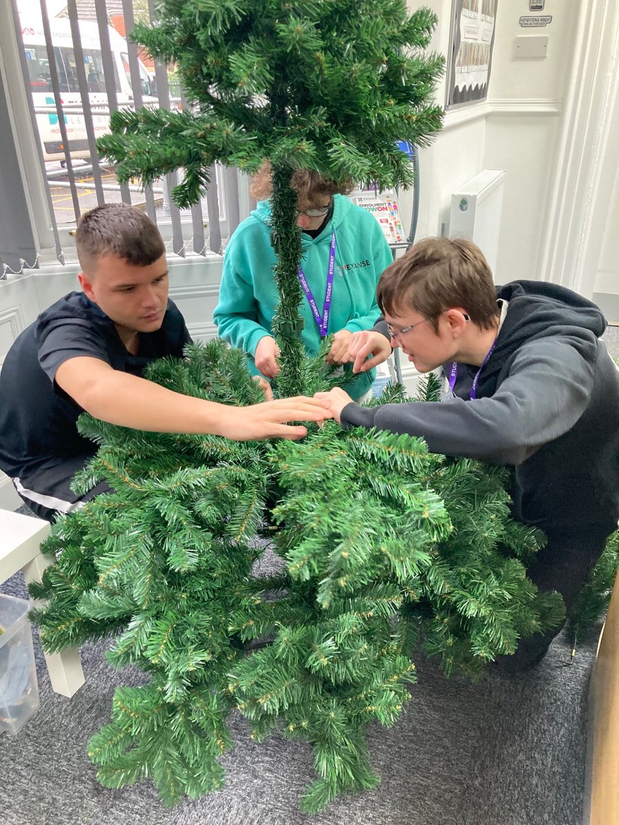 ExpLearningHub's tweet image. It&apos;s beginning to look a lot like Christmas 🎄🤶🎄🎅🎄🤶

Our Orrell students had a wonderful time decorating the college Christmas tree 🎄🤶🎄🎅🎄🤶

Well done, everyone, it looks great, and the centre now looks very festive 🎄🤶🎄🎅🎄🤶