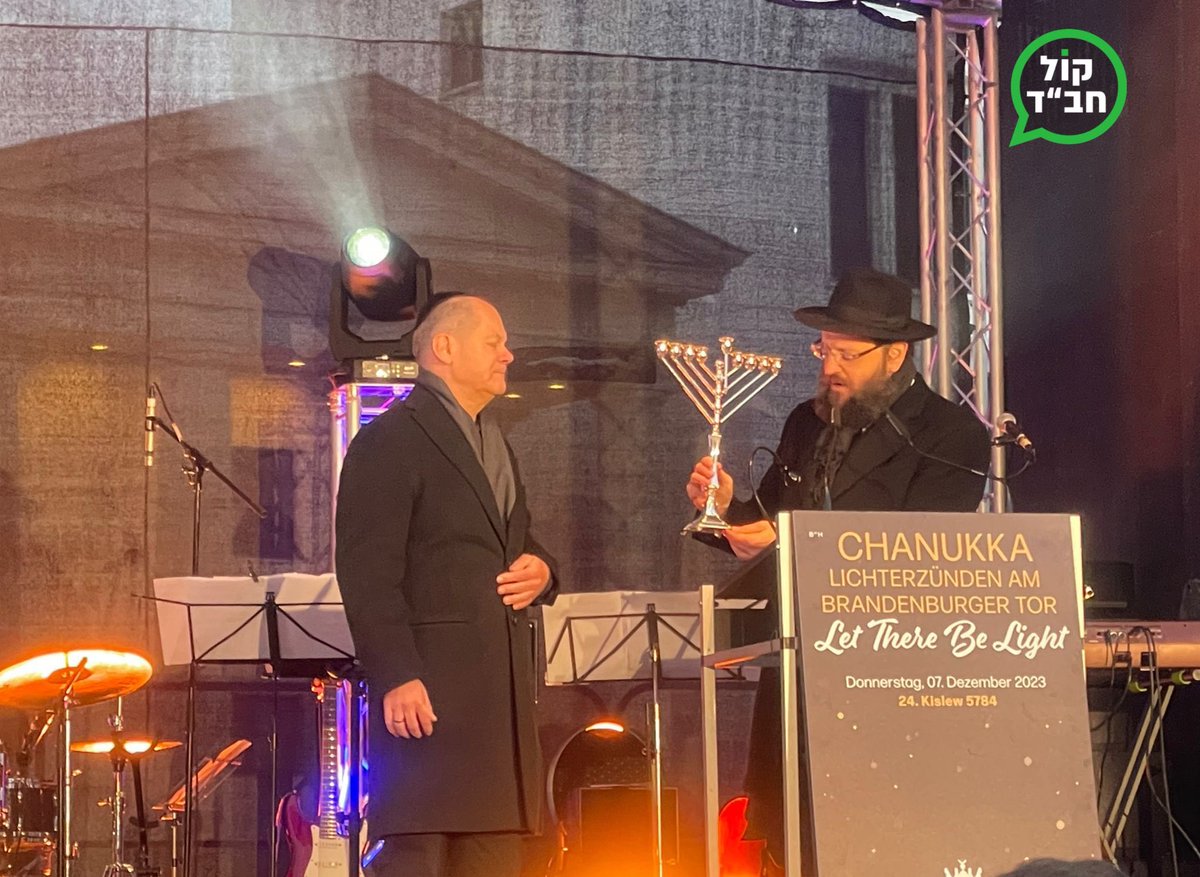 COL_ChabadNews's tweet photo. רבה הראשי של ברלין הרב יהודה טייכטל, מעניק חנוכיה  לקנצלר גרמניה אולף שולץ במעמד הדלקת הנר ראשון של חנוכה בשער ברדנבורג בברלין. https://t.co/S6v8v54xhj