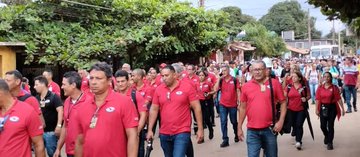 Consuel62338172's tweet photo. El Grupo Empresarial  @cubaniquel1junto al #PCCMoa y pueblo de #Moa rinden homenaje en el desfile de la Operación Tributo a los mártires internacionalistas caídos en combate. #SomosCuba #SomosRevolución #CubaViveEnSuHistoria #TenemosMemoria https://t.co/I1RWH4QTk1