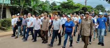 Consuel62338172's tweet photo. El Grupo Empresarial  @cubaniquel1junto al #PCCMoa y pueblo de #Moa rinden homenaje en el desfile de la Operación Tributo a los mártires internacionalistas caídos en combate. #SomosCuba #SomosRevolución #CubaViveEnSuHistoria #TenemosMemoria https://t.co/I1RWH4QTk1
