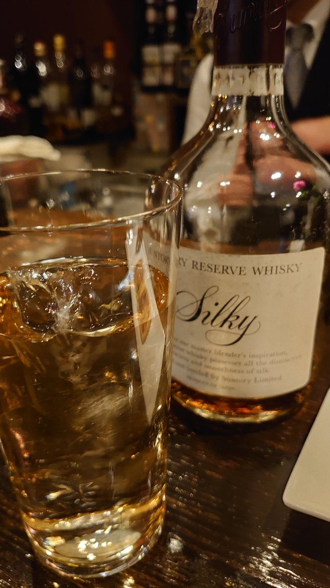 macaud's tweet photo. #SUNTORY #Silky #ツイッター晩酌部 全く知らなかったウイスキー。 #Calmare (バー カルマーレ) あの時代、どれだけ作ったんだか。水割りでゆっくりいただきました。 https://t.co/VYo1brEHdE