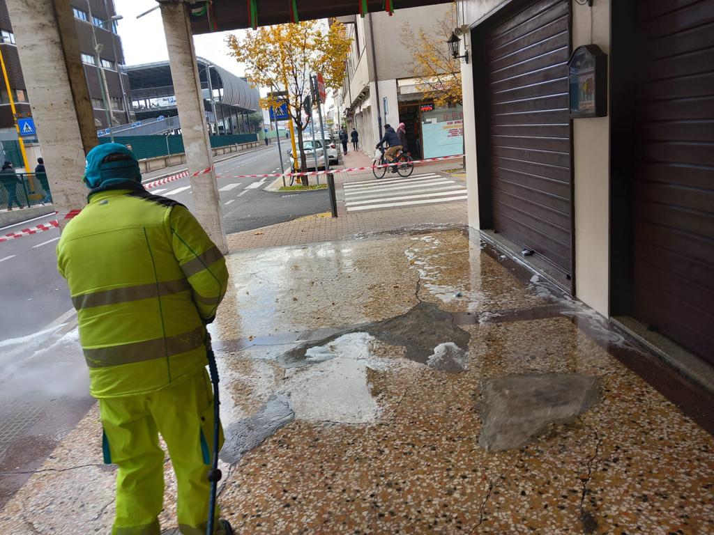 GruppoVeritas's tweet photo. #OperatoriVeritas impegnati durante gli interventi di mantenimento del decoro nel centro di #Mestre. https://t.co/kkruLi3Ydl