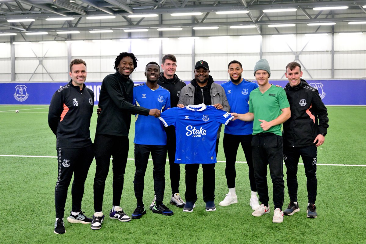CoachFarai's tweet photo. It was an honour to be presented with a signed Everton  shirt by Idrissa Gana Gueye &amp; @Danjuma . They were the epitome of professionalism , sharing valuable advice with our young legends. 
@online_zifa  @CAF_Online @EvertonAcademy @Danjuma @PBY88 @seanrobertson @GustavoSpanholi https://t.co/kgMvTaafjx