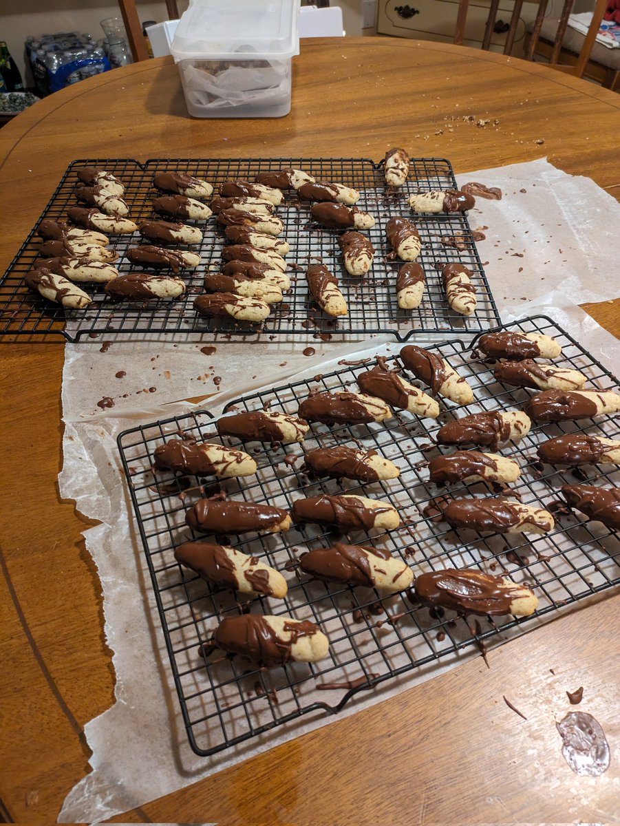 AuthorJannyB's tweet photo. My good excuse for not being here much: a few of the 14 varieties of cookies being baked as Christmas presents. 😇 #bakingfool #mykitchenismyhappyplace https://t.co/Yrls6uAxiD