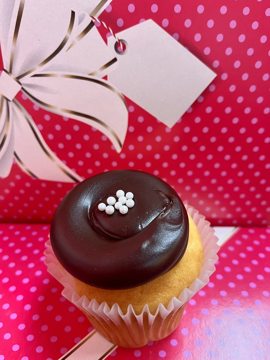 SmallCakesNDH's tweet image. Happy Thursday! Today’s yummy specials are #PeppermintCrunch #LemonCreamPie &amp;amp; #DecadentVanilla #Cupcakes +17 delicious daily Signature Cupcake flavors! Order pickup at 404.621.9634 or via SmallcakesDruidHills.com/online-store! Or get delivery thru UberEats GrubHub or DoorDash!