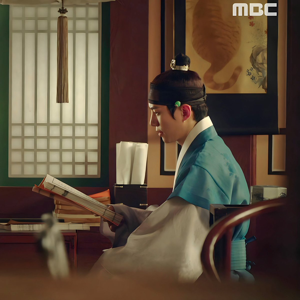 kqueensblog's tweet photo. #SanDeok diary ✍🏻
It is more fun to talk
with someone who doesn’t use
long, difficult words but
rather short, easy words,
like “what about lunch?”
🎬 #TheRedSleeve 2021
: #LeeJunho / LeeSan
#LeeSeYoung / Sung DeokIm
#이준호 #junho #이세영
#junse #옷소매붉은끝동 #kdrama https://t.co/XjVgDVQNNH
