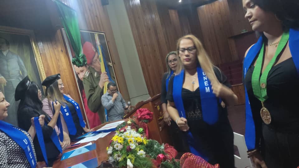 #Entérate 🔈|| La #UTGUAragua felicita a sus 43 graduandos, quienes este lunes #04Dic recibieron sus títulos académicos en distintas áreas en el Acto de Grado “Ramón Tovar López”.

#MásViviendasParaElPueblo
<a href="/NicolasMaduro/">Nicolás Maduro</a>
<a href="/_LaAvanzadora/">Yelitze Santaella</a>
@MPPEDUCACION
<a href="/sandraoblitasr/">Sandra Oblitas Ruzza</a>
<a href="/mppeduniv/">@MPPEDUNIV</a>