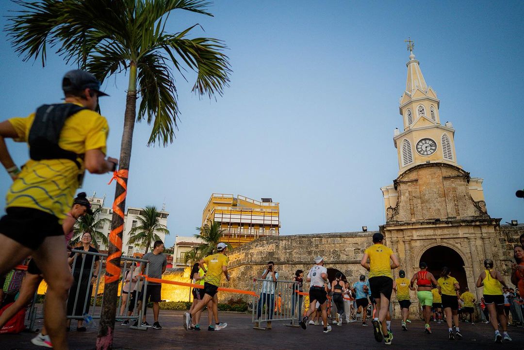 cccartagenaco's tweet photo. Esta carrera trae consigo muchos turistas a la ciudad, originando un   gran movimiento en la economía local. Además se crean nuevos espacios para impulsar el deporte en Cartagena y la región.

Fotos: @mmmdelmar 

#CartagenaDeIndias #MMM #MediaMaratónDelMar https://t.co/mPiESER1NH