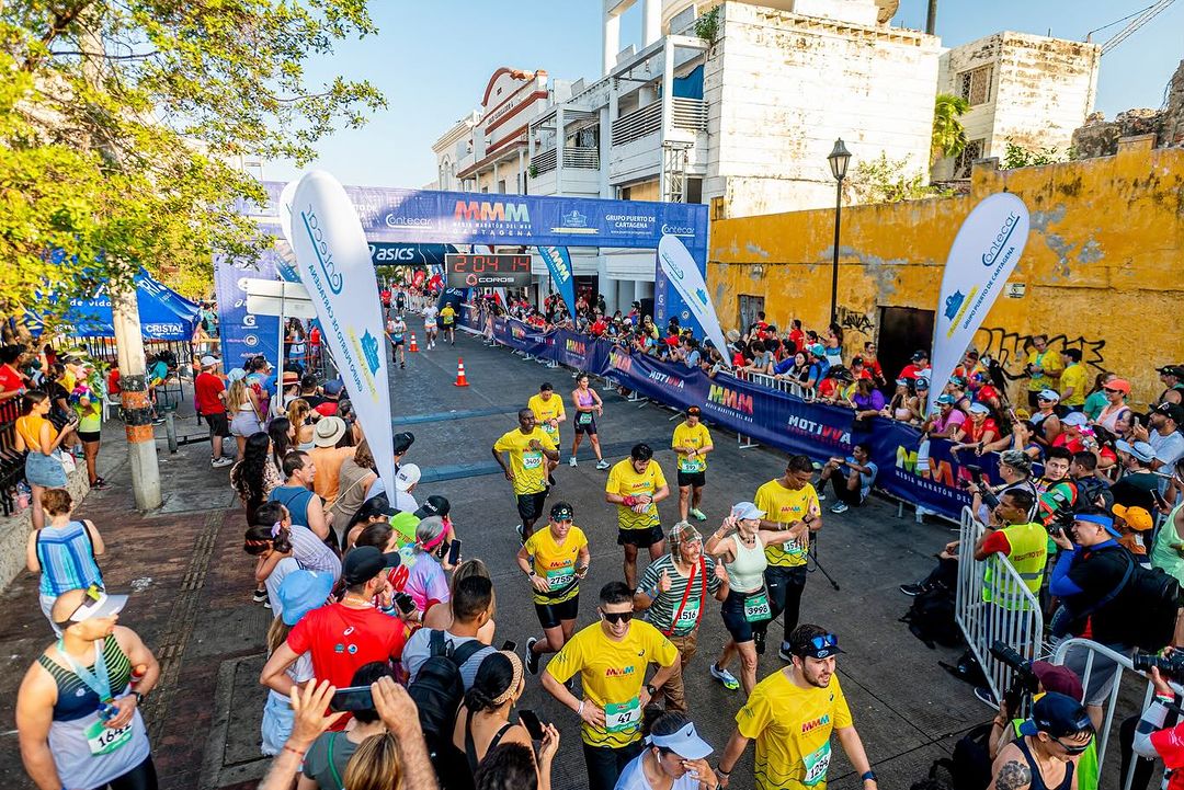 cccartagenaco's tweet photo. Esta carrera trae consigo muchos turistas a la ciudad, originando un   gran movimiento en la economía local. Además se crean nuevos espacios para impulsar el deporte en Cartagena y la región.

Fotos: @mmmdelmar 

#CartagenaDeIndias #MMM #MediaMaratónDelMar https://t.co/mPiESER1NH