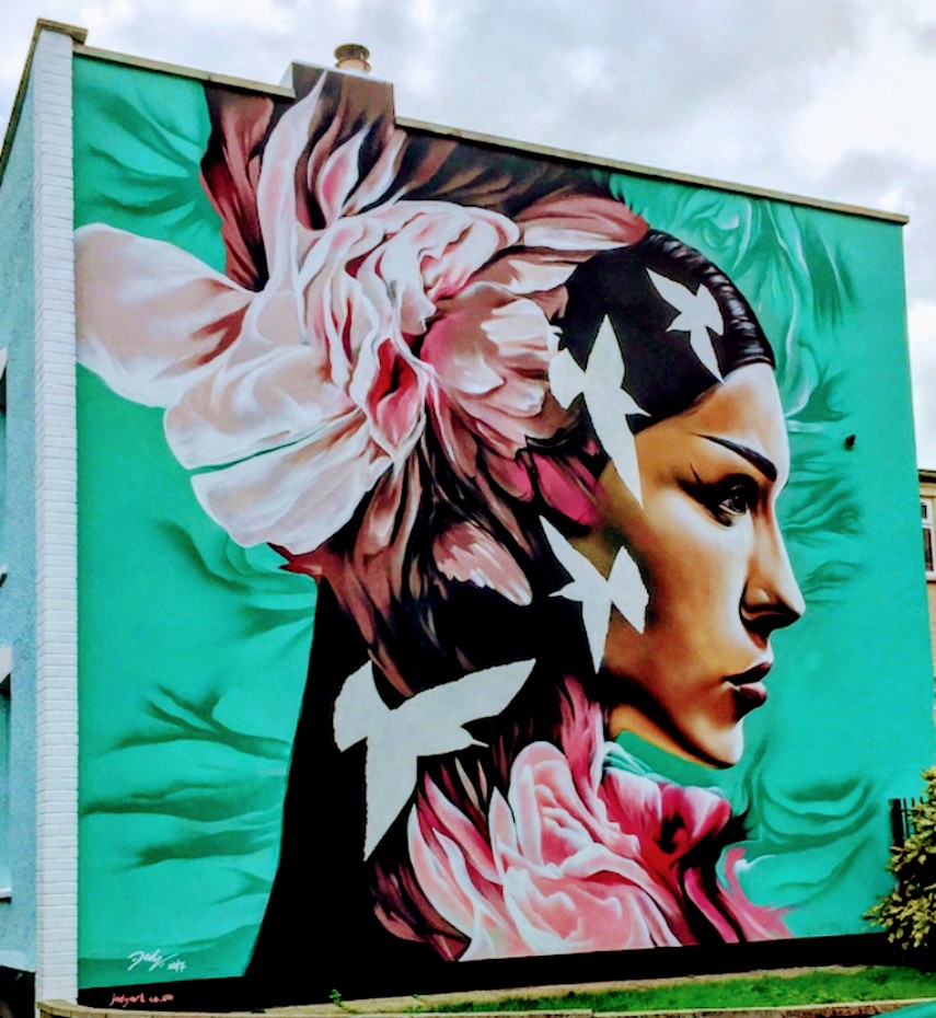 Beautiful piece of Art by Jody🟢🎨 Called Reverie.
Bristol Upfest festival 2017, 1 of my top 10 favourites to be painted as a Mural in Bristol. 🕊💗
#BristolStreetart #mural #Bristolupfest2017 #Jody #Reverie #mural