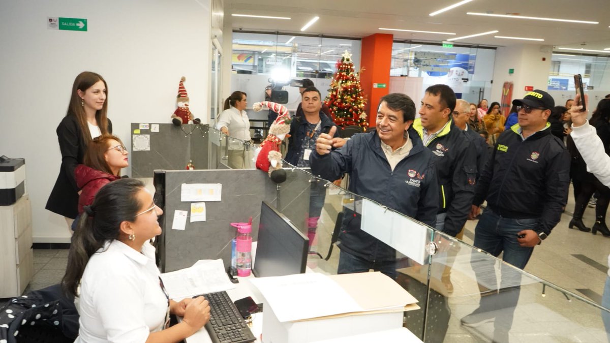 PastoTransito's tweet photo. El alcalde de Pasto @GERMANCHAMORRO1 en compañía del  Secr @PastoTransito, @recalde_javier realizaron un recorrido y felicitaron la vocación de servicio de los trabajadores de la UT. En esta visita, el mandatario local destacó el compromiso de todos los funcionarios de la STTM. https://t.co/BX7V8y1dFX