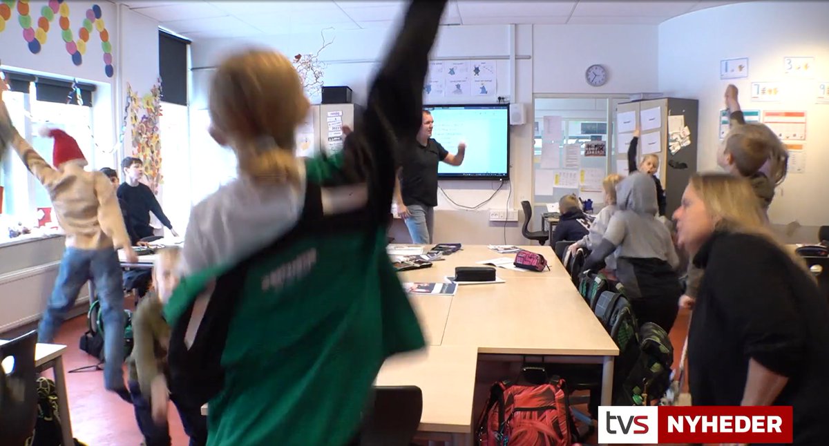 Institut for Idræt og Ernæring (@nexsku) on Twitter photo Fin, fin fortælling fra Østerhåbskolen i Horsens om hvordan bevægelsesjulekalenderen fra <a href="/skoleidraet/">Dansk Skoleidræt</a> er en nem måde at få bevægelse ind i undervisningen. Og lektor Jacob Wienecke fortæller at det kan medvirke til at børnene husker bedre 🤸♂️🔡👧
tvsyd.dk/horsens/skolee…
<a href="/science_ku/">SCIENCE - KU</a> Fin, fin fortælling fra Østerhåbskolen i Horsens om hvordan bevægelsesjulekalenderen fra <a href="/skoleidraet/">Dansk Skoleidræt</a> er en nem måde at få bevægelse ind i undervisningen. Og lektor Jacob Wienecke fortæller at det kan medvirke til at børnene husker bedre 🤸♂️🔡👧
tvsyd.dk/horsens/skolee…
<a href="/science_ku/">SCIENCE - KU</a>