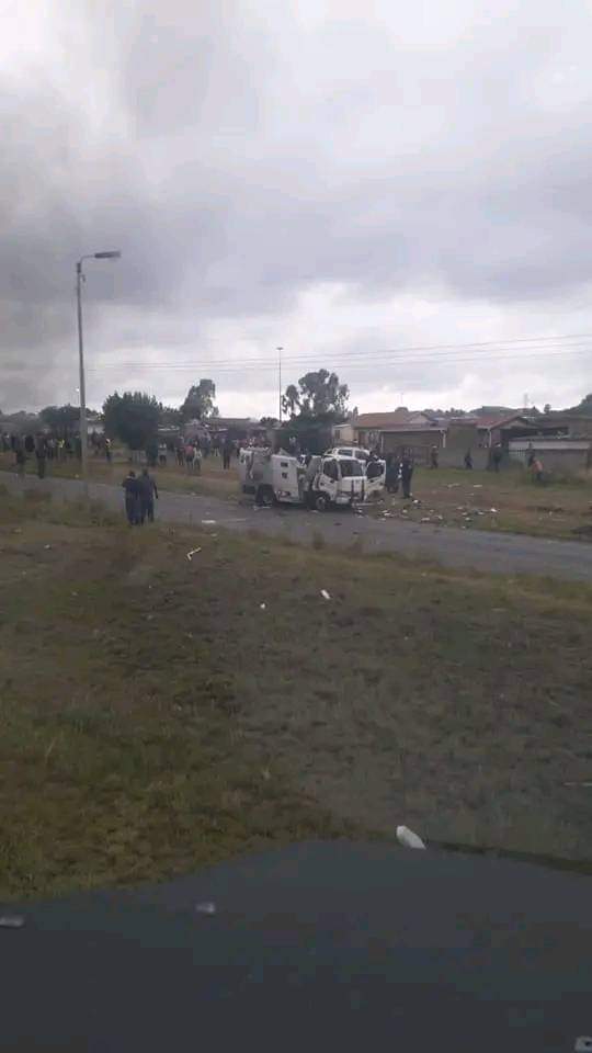 Veetra__'s tweet photo. Cash In Transit Heist, Springs:

Members of the public stole the remaining cash after a group of heavely armed suspects have attacked and robbed a security cash vehicle this morning  the 7 of December at kwa-Thema,Springs.

The heist took place at the Vlakfontein road near Ekuthubeni cemetery park in Kwa-Thema.

The gang managed to walk away with undisclosed amount of cash after forcing the cash van to halt and bombed the safe with explosives.

The Gauteng police have launched menhunt to bring the suspects to book and are appealing to the public with information to come forward.