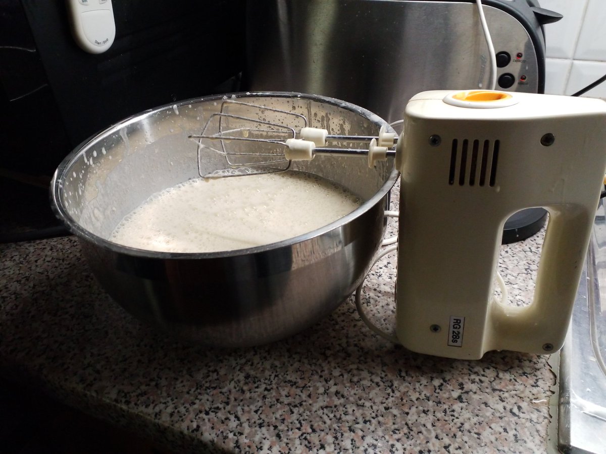 dwrweb_de's tweet photo. Eierkuchen nach DDR-Rezept - stilecht zubereitet mit dem DDR-Rührgerät #RG28 . Das ist unverwüstlich :-) https://t.co/ZtCqiDyD7Y