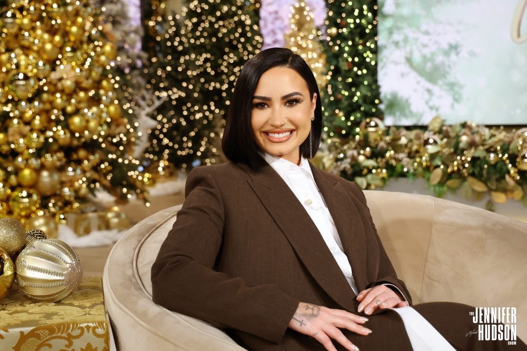 portallovato's tweet photo. “Eu sempre quis ser o "modelo" que eu nunca tive ao crescer, não falando que eu não tive "modelos" crescendo, mas quando eu falei sobre meu transtorno alimentar, em Hollywood não tinha jovens que eu conhecia falando sobre transtorno alimentar, então eu queria ser aquilo pra minha geração, de falar "Quer saber, está tudo bem em falar sobre sua saúde mental" e eu queria ser a pessoa que é uma inspiração pra criança de 13 anos em casa que está passando pelos mesmo problemas que eu passei. Então, eu tive "modelos" durante a minha vida, mas ninguém na mídia que eu realmente olhasse e dissesse "essa sou eu" e eu queria ser isso para os outros.”

- Demi Lovato no programa The Jennifer Hudson Show.
