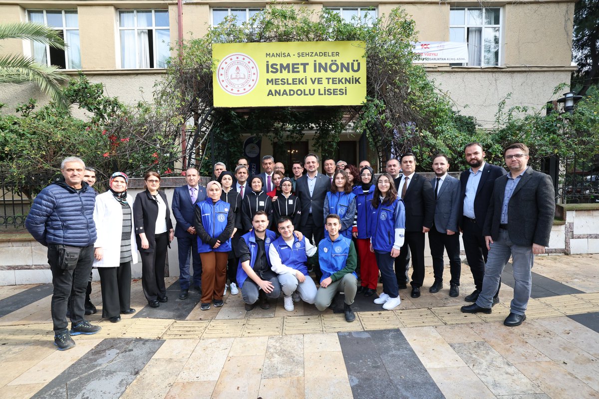 GSB_Manisa's tweet photo. Gençlik ve Spor Bakan Yardımcımız Sayın Dr. Enes Eminoğlu, Manisa İsmet İnönü Kız Meslek Lisesi’nde düzenlenen yemek yarışması programına katılarak öğrencilerle bir araya geldi ve eğitim hayatlarında başarılar diledi. https://t.co/85EClqw02x