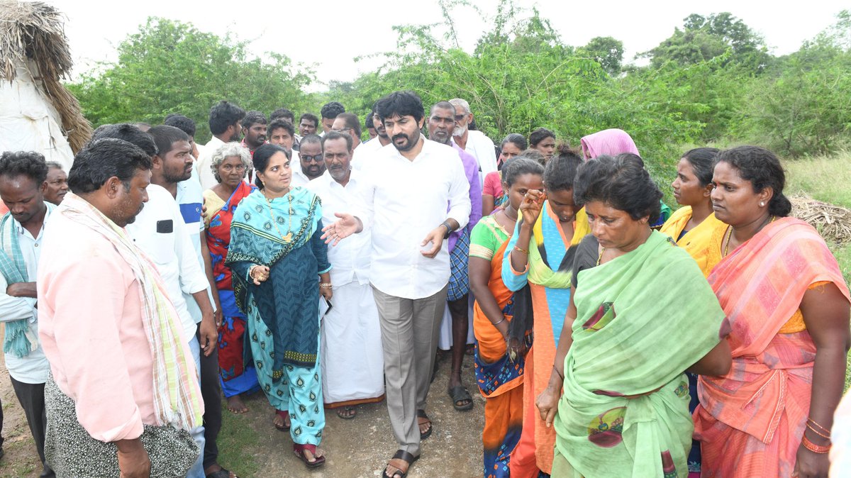KCBachina's tweet photo. సంతమగులూరు మండలం ఏల్చురు గ్రామంలోని ఎస్టీ కాలనీలో పర్యటించి మిచౌoగ్ తుఫాను ప్రభావంతో  ఇబ్బందులు పడుతున్న బాధితులను పరామర్శించి ప్రభుత్వం తరపున అన్ని వసతులు కల్పించి అండగా ఉంటామని ధైర్యం చెప్పడం జరిగింది.

#bachinakrishnachaitanya #CMYSJagan #YSRCongressParty #BKC #addanki https://t.co/ZLNyDHTJTP