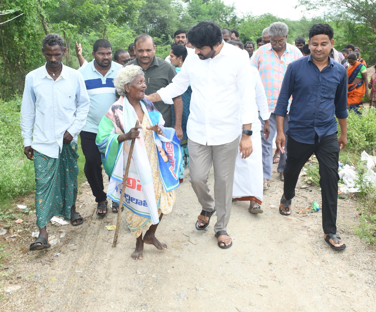 KCBachina's tweet photo. సంతమగులూరు మండలం ఏల్చురు గ్రామంలోని ఎస్టీ కాలనీలో పర్యటించి మిచౌoగ్ తుఫాను ప్రభావంతో  ఇబ్బందులు పడుతున్న బాధితులను పరామర్శించి ప్రభుత్వం తరపున అన్ని వసతులు కల్పించి అండగా ఉంటామని ధైర్యం చెప్పడం జరిగింది.

#bachinakrishnachaitanya #CMYSJagan #YSRCongressParty #BKC #addanki https://t.co/ZLNyDHTJTP
