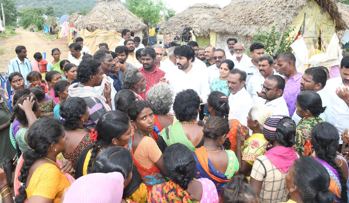 KCBachina's tweet photo. సంతమగులూరు మండలం ఏల్చురు గ్రామంలోని ఎస్టీ కాలనీలో పర్యటించి మిచౌoగ్ తుఫాను ప్రభావంతో  ఇబ్బందులు పడుతున్న బాధితులను పరామర్శించి ప్రభుత్వం తరపున అన్ని వసతులు కల్పించి అండగా ఉంటామని ధైర్యం చెప్పడం జరిగింది.

#bachinakrishnachaitanya #CMYSJagan #YSRCongressParty #BKC #addanki https://t.co/ZLNyDHTJTP