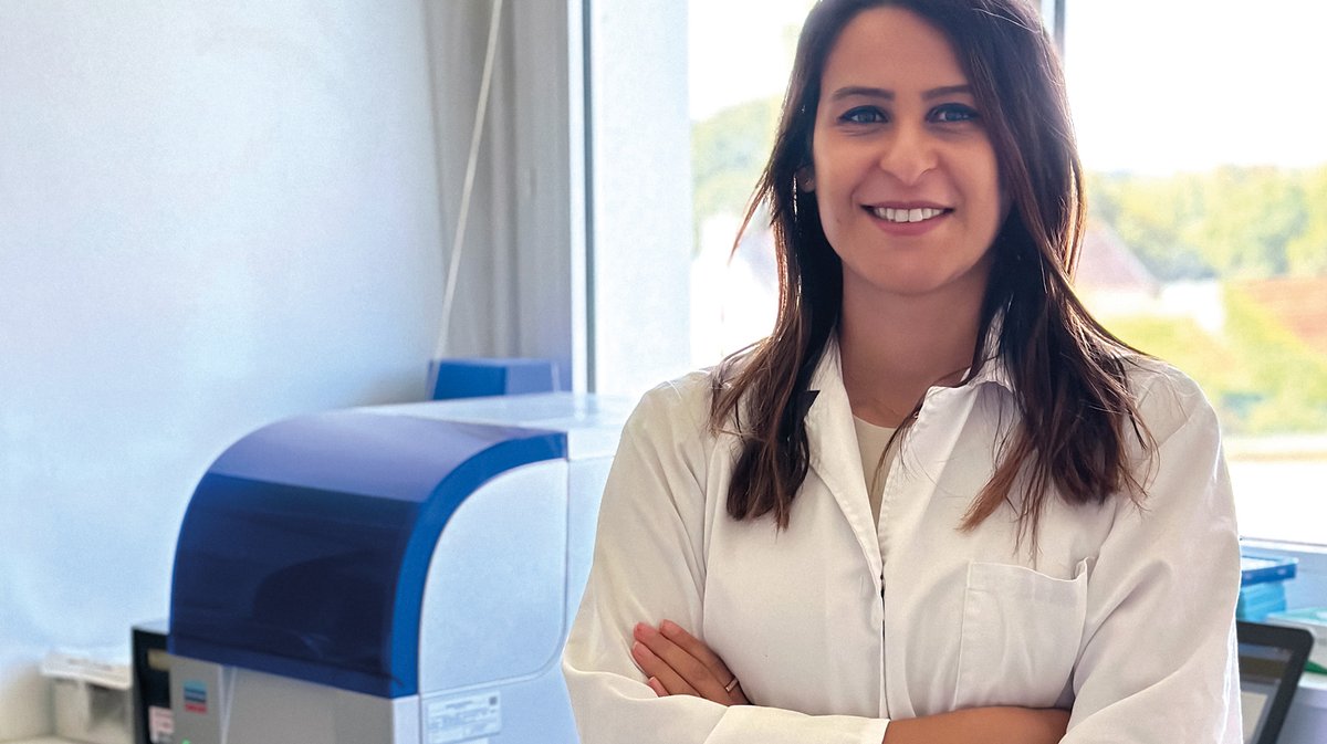 Sciences_Ouest's tweet photo. 🧑🔬 #ChercheursBZH | Caractériser les effets de différentes pratiques agricoles sur la communauté microbienne d’un sol, dans un contexte de changement du climat : c'est la mission de Imen Belgacem à @INRAE_BzhNdie @UBO_UnivBrest #Lubem 🚜🌻🦠
👉 https://t.co/2Gwfj3OkcQ https://t.co/TrFPOBk0bL