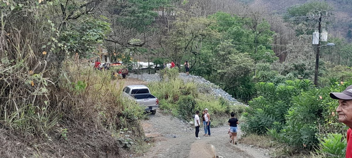 GoberElOro's tweet photo. El gobernador @jimmyblacio_ec articula a las distintas instituciones de respuesta para atender emergencia por explosión de polvorín en el cantón #Portovelo. Extendió su solidaridad con los familiares del fallecido. Dispuso una investigación exhaustiva del hecho.

#ElNuevoEcuador https://t.co/SKIUPMv5Q9