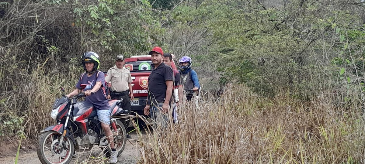 GoberElOro's tweet photo. El gobernador @jimmyblacio_ec articula a las distintas instituciones de respuesta para atender emergencia por explosión de polvorín en el cantón #Portovelo. Extendió su solidaridad con los familiares del fallecido. Dispuso una investigación exhaustiva del hecho.

#ElNuevoEcuador https://t.co/SKIUPMv5Q9