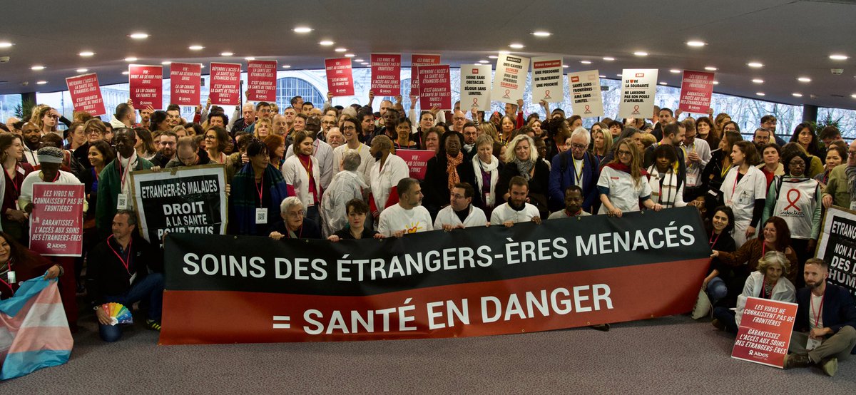 En direct du congrès de la @sfls_vih, les communautés soignantes et associatives restent mobilisées et engagées pour la sauvegarde de la prise en soins des personnes migrantes : pas de suppression ni de l’#AME ni du droit au séjour pour soins ! @CorevihC @assoAIDES