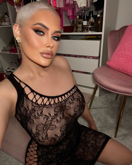 My hair is growing back, do you like this look??? https://t.co/EEqnrH6Cph<a href="/tag/cancerfighter"class="tags"><span>#cancerfighter</span></a>