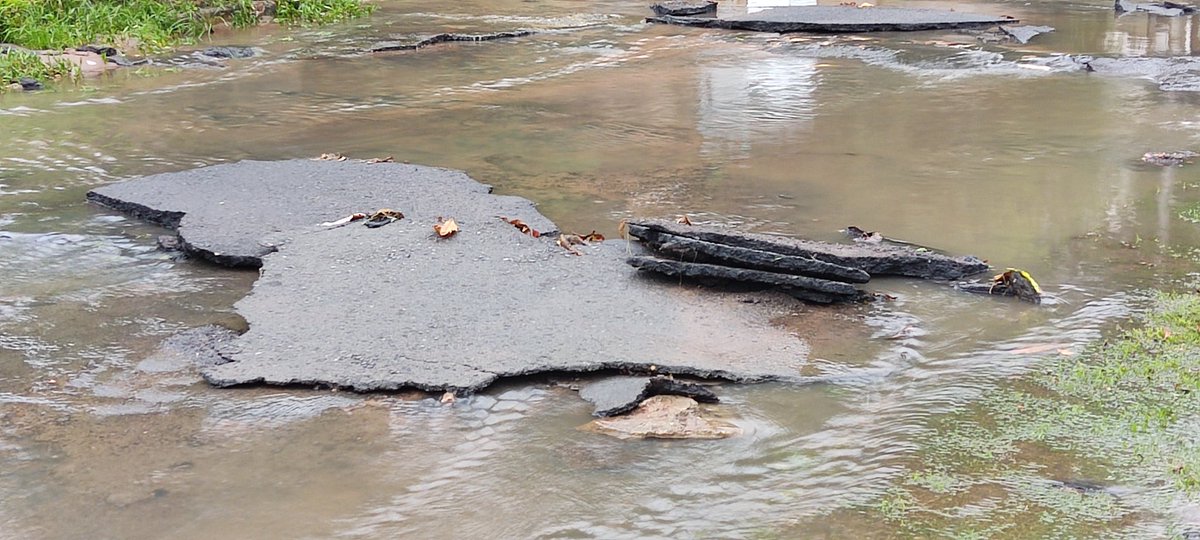 ahrcll's tweet photo. @ObrasAsu @AsuncionMuni @nenechopy por favor vengan a liberar la calle de todos los bloques de asfalto que cada lluvia arrastra. Atilio Peña Machaín y San Antonio. Barrio Jara. https://t.co/pwk5elIZ3A