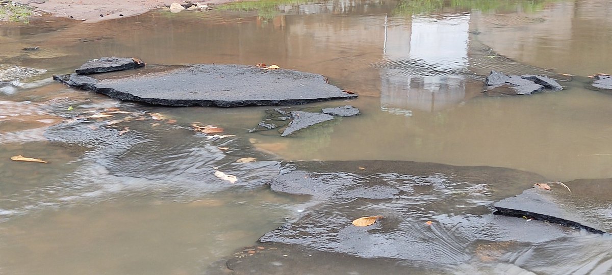 ahrcll's tweet photo. @ObrasAsu @AsuncionMuni @nenechopy por favor vengan a liberar la calle de todos los bloques de asfalto que cada lluvia arrastra. Atilio Peña Machaín y San Antonio. Barrio Jara. https://t.co/pwk5elIZ3A