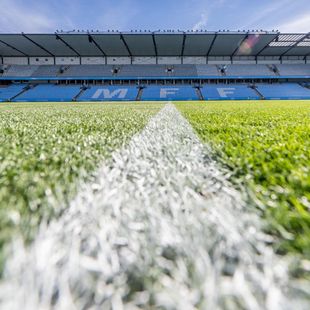 🏆 Sveriges bästa fotbollsplan!

Spelarföreningen har röstat fram Eleda Stadions gräsmatta som den bästa i landet, en utmärkelse som vi har fått tre år i rad. 

Fotboll ska spelas på gräs.