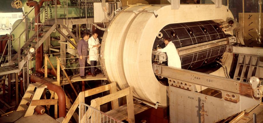 IP_Paris_'s tweet photo. #IPParisRecherche - Les « courants neutres faibles », une découverte qui a marqué un tournant dans l’histoire de la physique des particules. Grâce aux expériences menées avec la chambre à bulles « Gargamelle » conçue au Laboratoire Leprince Ringuet (LLR), les « courants neutres faibles » ont été mis en évidence au CERN en 1973.
👉En savoir plus : https://t.co/DuHqurdyBH
LLR – Une unité mixte de recherche, CNRS - Centre national de la recherche scientifique,École Polytechnique, Institut Polytechnique de Paris.
#IPParis #InstitutPolytechniquedeParis #PhysiquedesParticules #Physique #IPParisLabs @LaboLR, @Polytechnique, @IP_Paris_, @CNRSIdFSud, @IN2P3_CNRS @ENSTAParis @ENSAEparis @TelecomSudParis @telecomparis