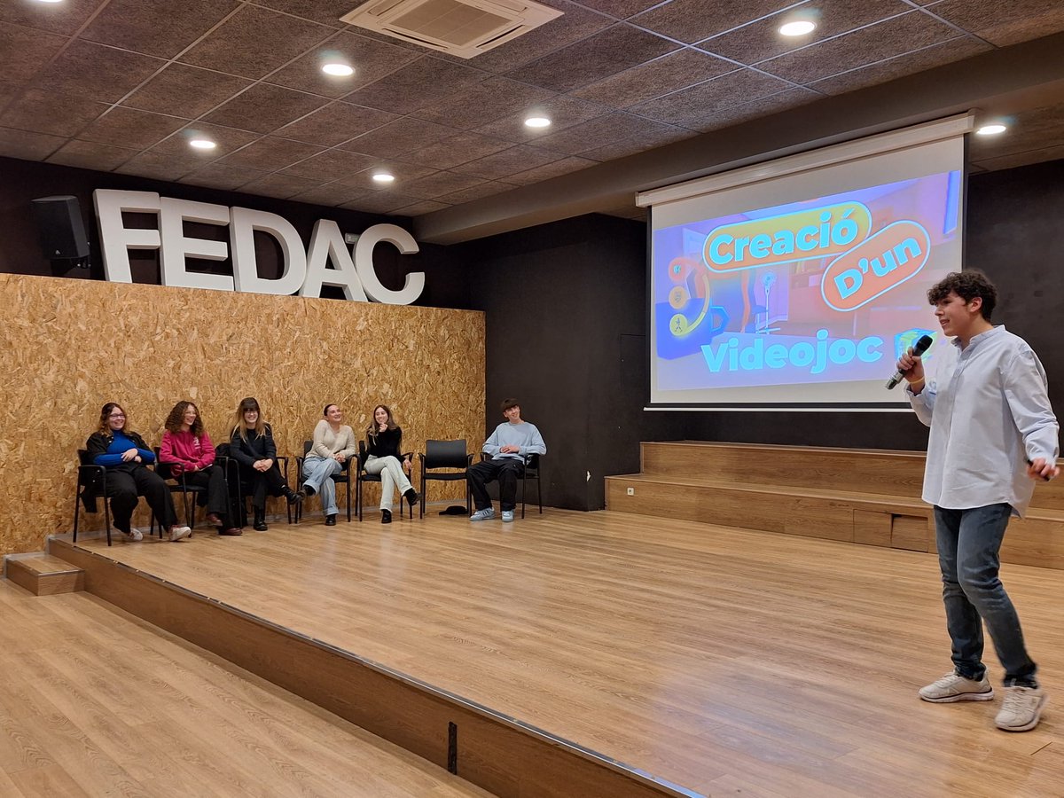 FEDACAmilcar's tweet photo. El passat dilluns els i les alumnes de 2n de batxillerat van fer les exposicions dels seus #treballsderecerca davant les seves famílies i els alumnes de 1r de batxillerat.

#biofedacs https://t.co/yymqO8MZpi