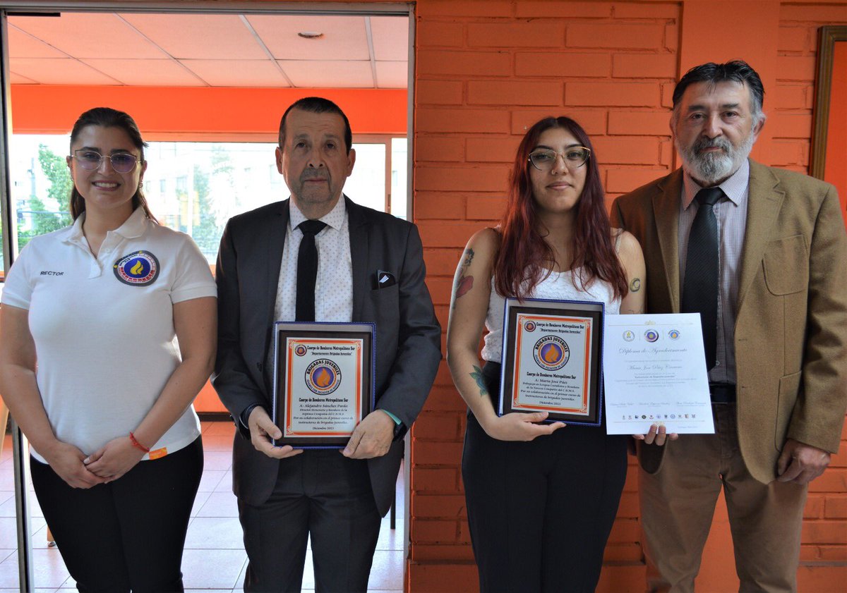 35 👩🏽‍🚒 aprobaron el curso de “Instructores Brigadas Juveniles”. Además se hizo entrega de la certificación a los nuevos “Monitores” en la prevención del consumo problemático de alcohol y drogas al interior de cuarteles. 

#UnidosparaServir