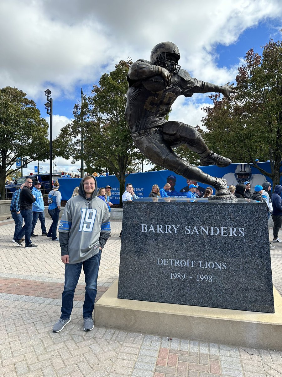 Watched #ByeByeBarry. It was a great documentary. It was an honor being able to not only meet Barry but see his statue in person. @BarrySanders