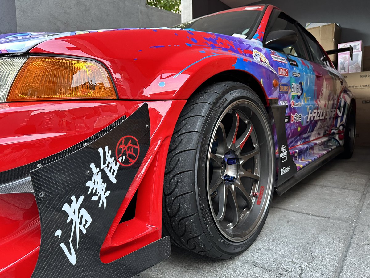 anchanprimus's tweet photo. 空港に行く前に撮った車の写真。近いうちにタイヤを交換しようと思います。 265/35R18→295/30R18に幅を広げたい #mitsubishi #lancerevolution #liella #lovelivesuperstar #varisjapan #hks #lovelive #advan #motec #cusco #rayswheels #ohlins #endlessbrakes #yokohamatire #青山なぎさ #葉月恋 https://t.co/woH9fAzINE