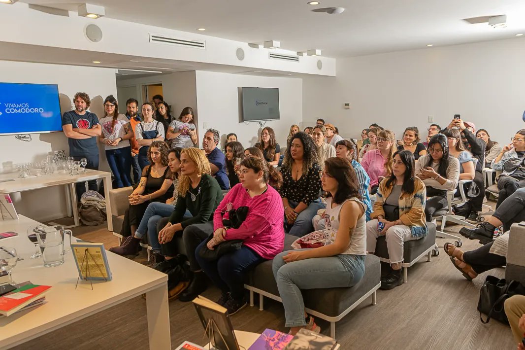 casadecomodoro's tweet photo. RECIBIMOS A IMPORTANTES EDITORES E INFLUENCERS LITERARIOS EN LA CASA 📚

El comodorense Cristian Pelletieri junto a la distribuidora Waldhuter fueron los anfitriones de este concurrido evento de cierre de año. https://t.co/jXSHQfFd59