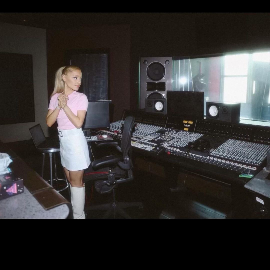 BUENISIMOS DIAS A LAS LINDAS QUE NOS LEVANTAMOS CON PROBABLEMENTE EL PRÓXIMO ALBUM DE ARIANA GRANDE