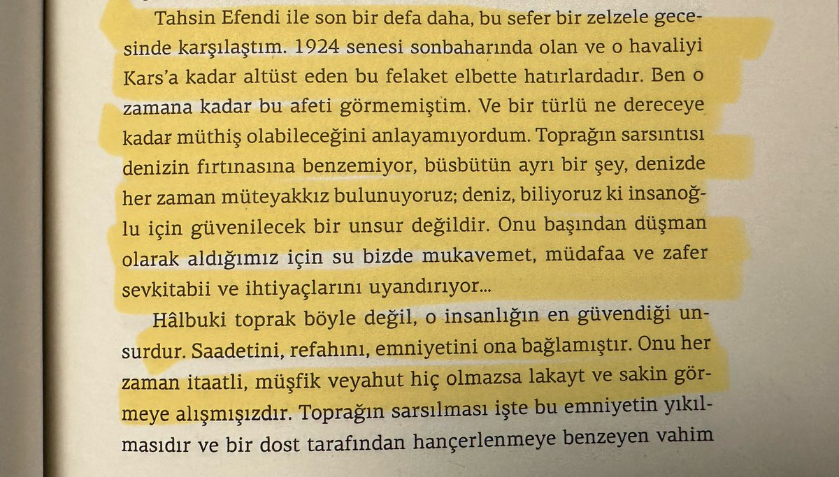 Tanpınar, “Erzurumlu Tahsin” öyküsünde 1924 Erzurum depremine değinirken, insanın deprem karşısındaki dehşetinin, güven duyduğu topraktan hiç beklemediği bir emniyetsizlik görmenin şaşkınlığına bağlamış. Tanpınar depremi yaşamış mı derseniz evet, o tarihte Erzurum’da öğretmenmiş.